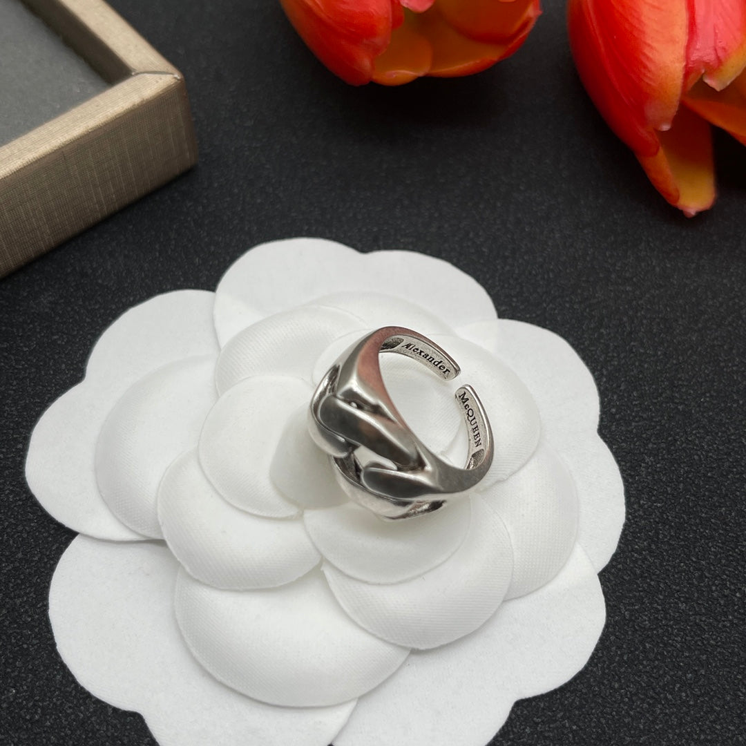 Alexander McQueen Sculpted Knot Signet ring in Silver Tone, detail view 13