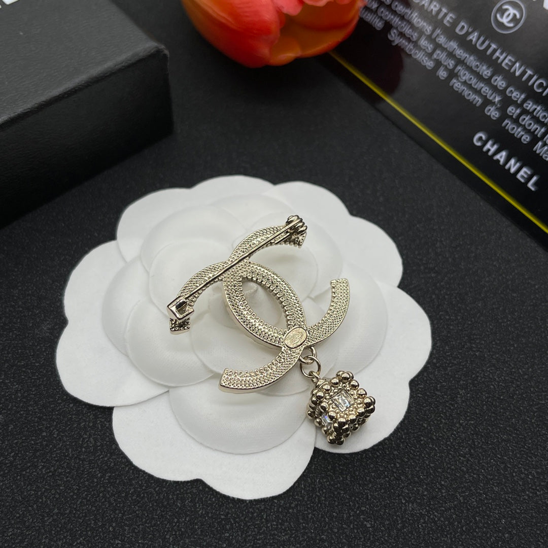 Chanel style brooches - product photo 5