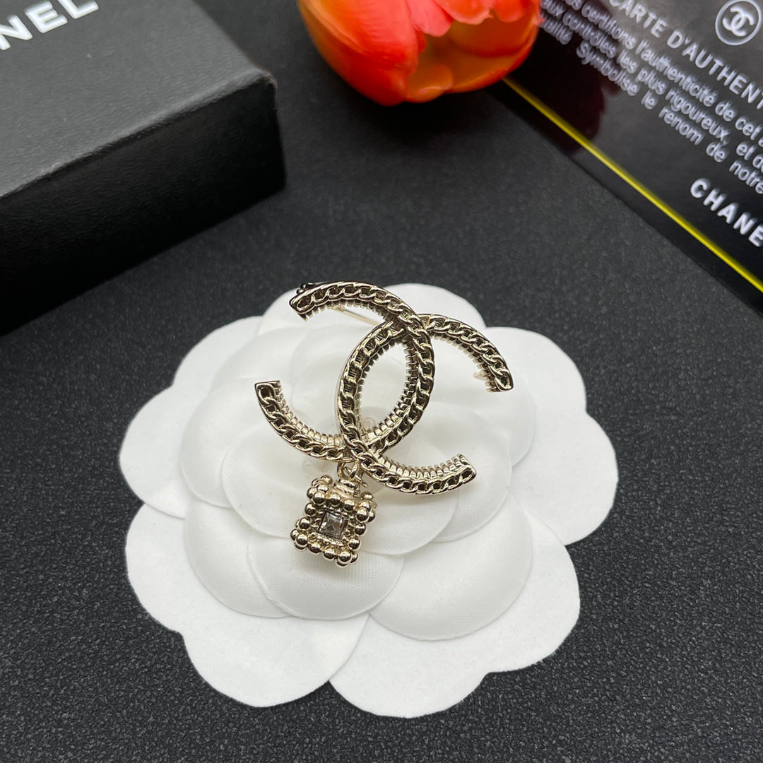Chanel style brooches - product photo 3