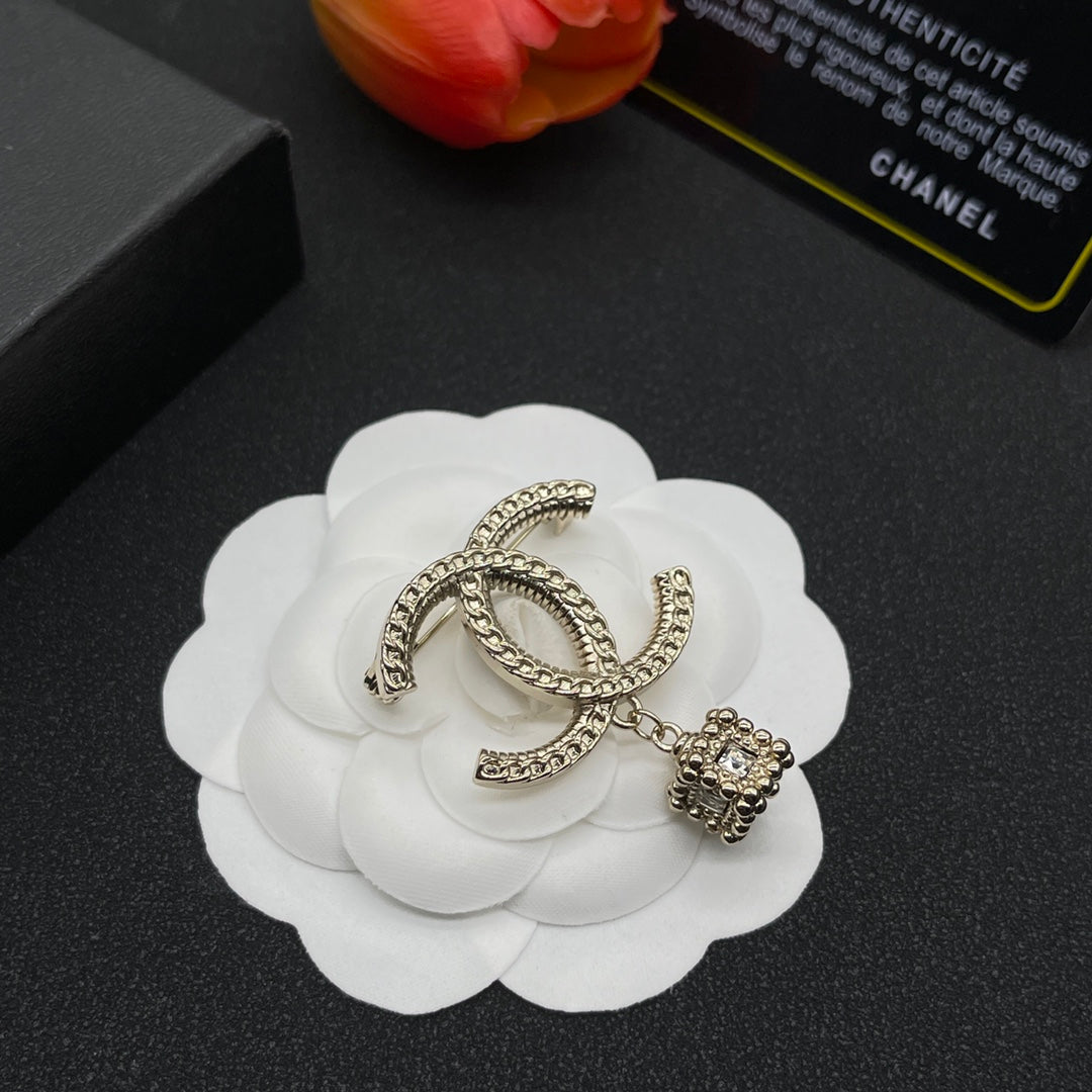 Chanel style brooches - product photo 6