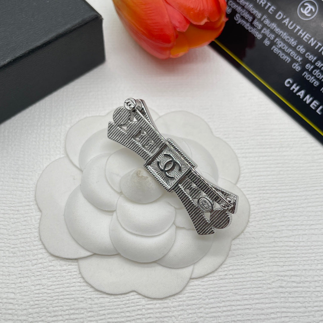 Chanel style brooches - product photo 6