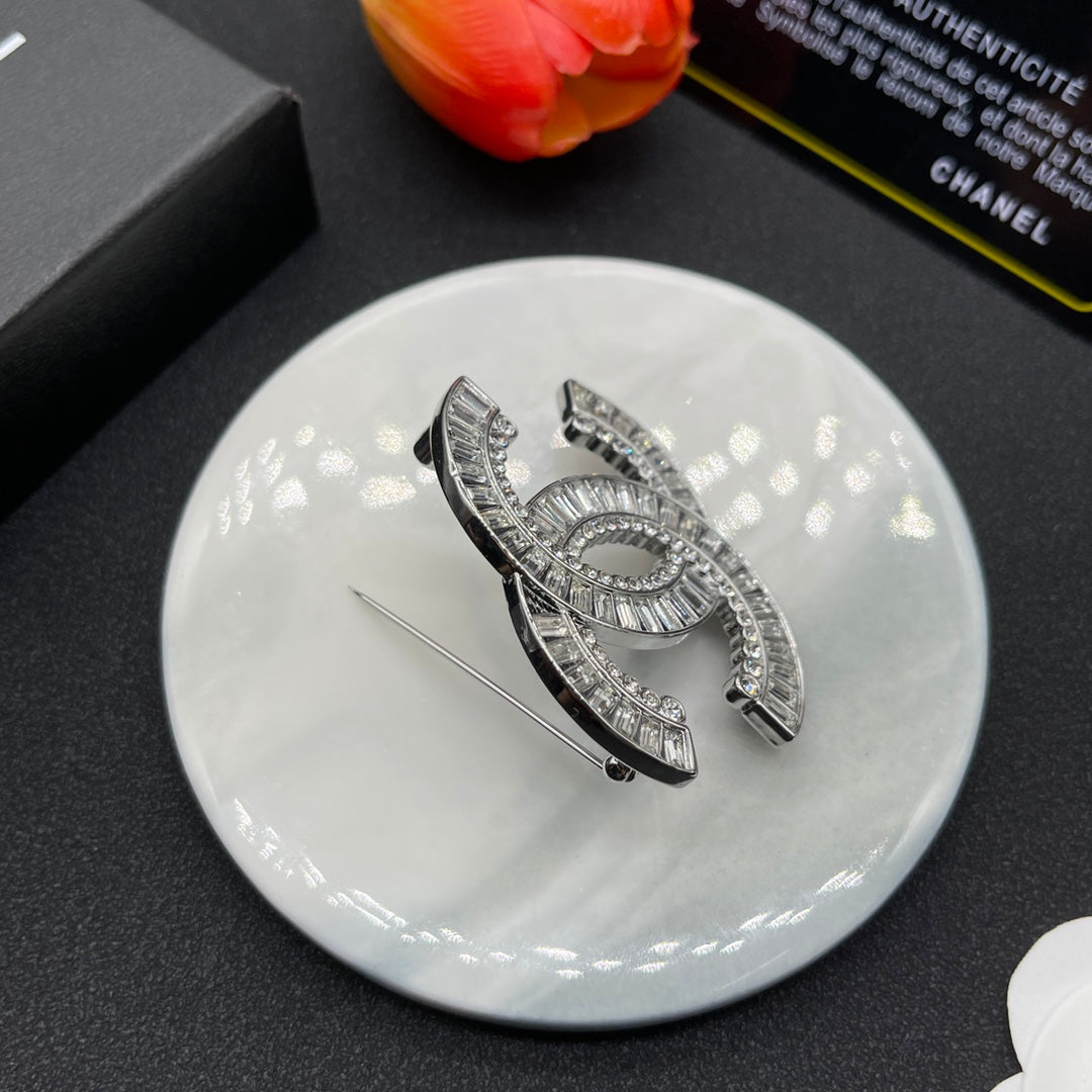 Chanel style brooches - product photo 4