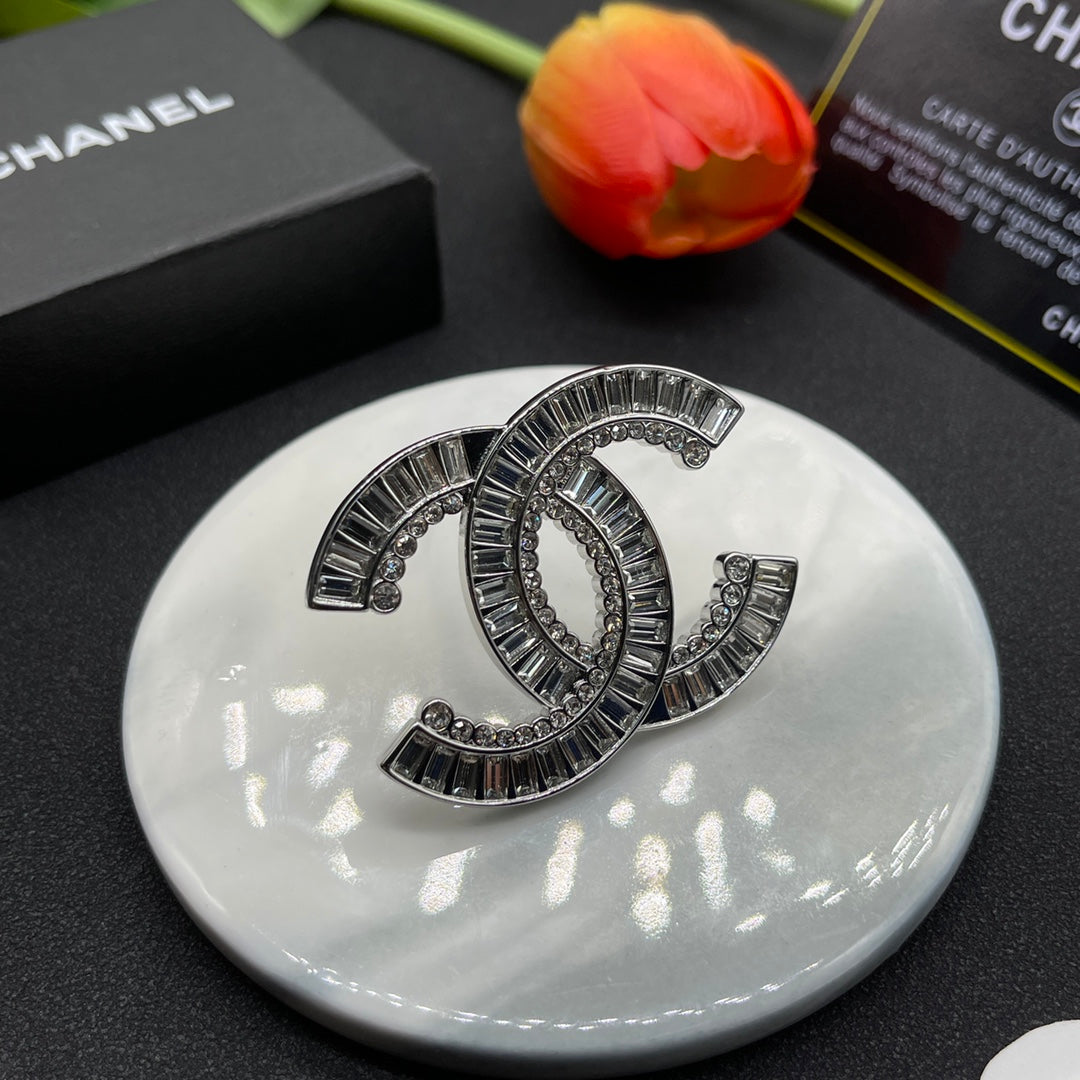 Chanel style brooches - product photo 3