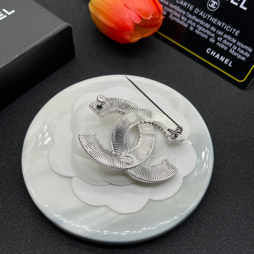 Chanel style brooches - product photo 5