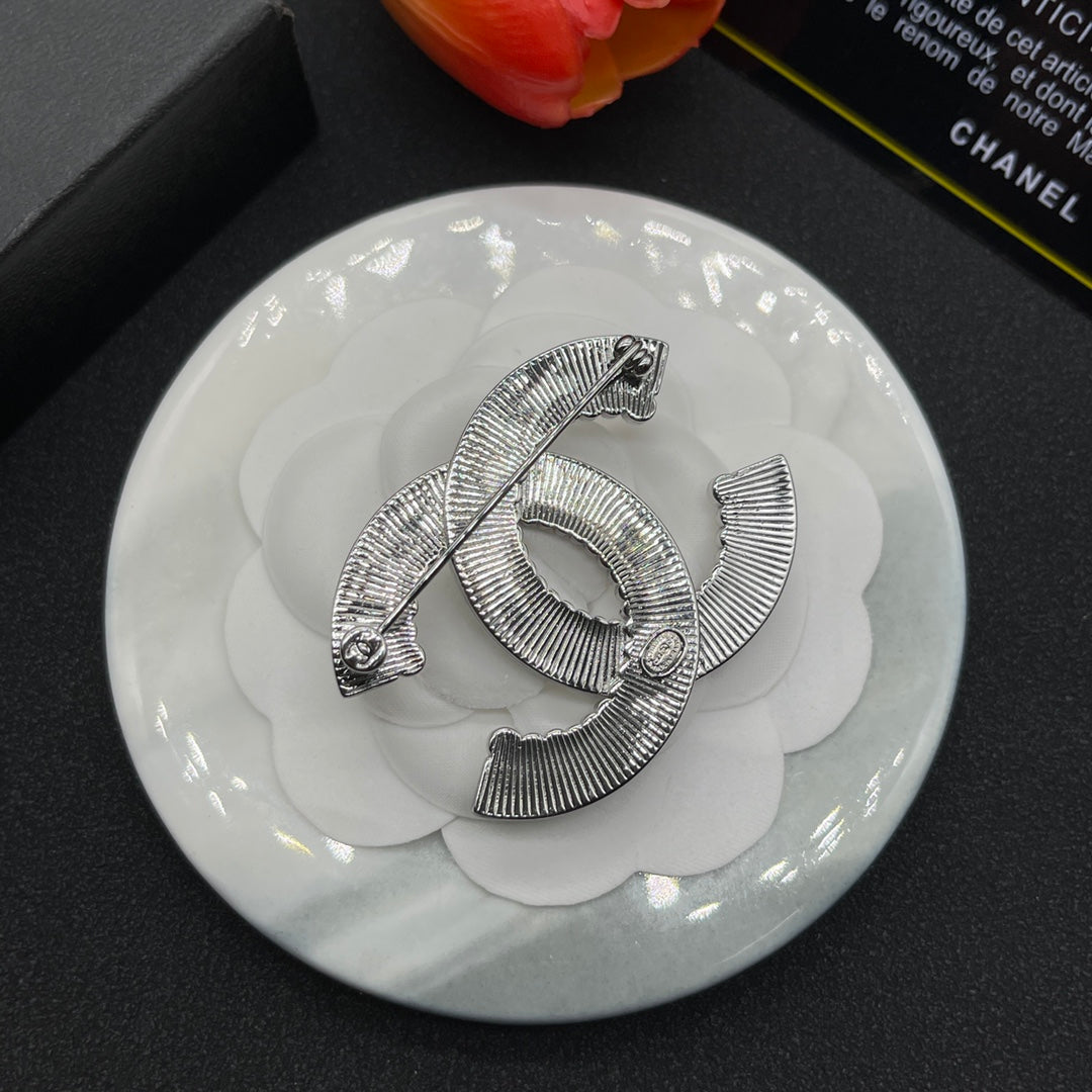Chanel style brooches - product photo 6