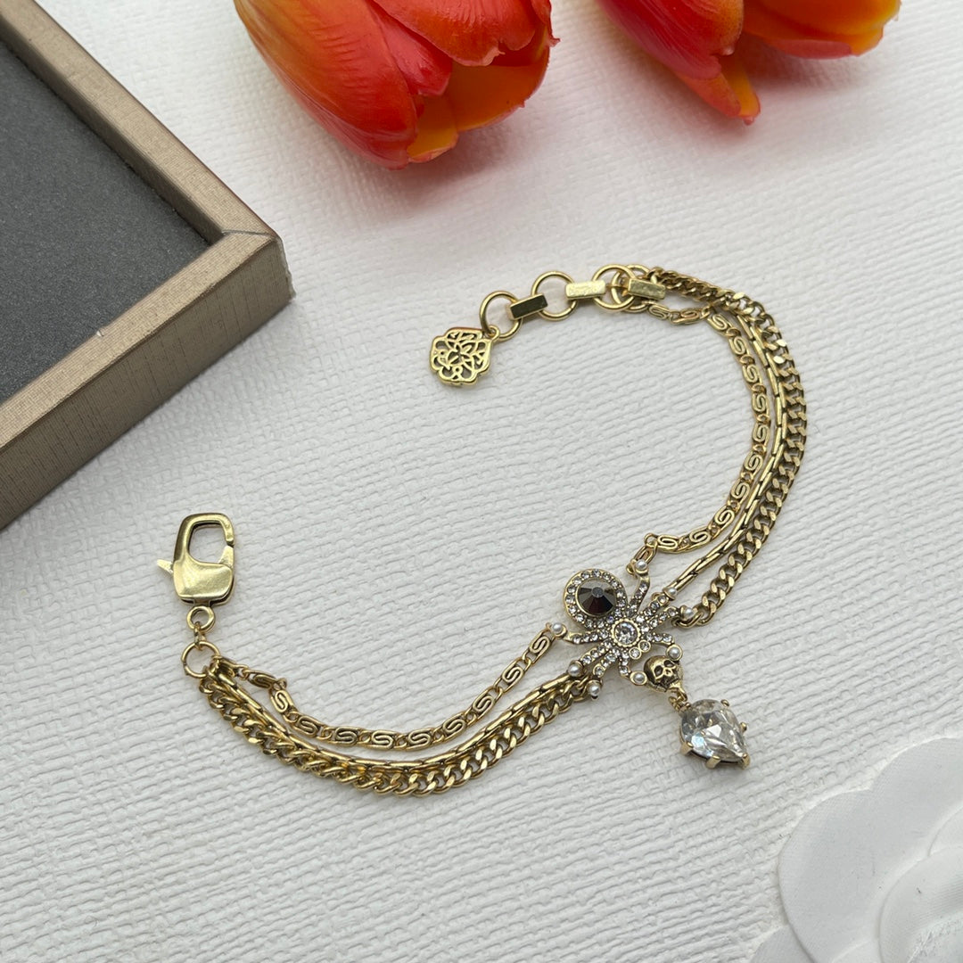 Alexander McQueen Fine Chain Skull bracelet in Gold Tone, detail view 8
