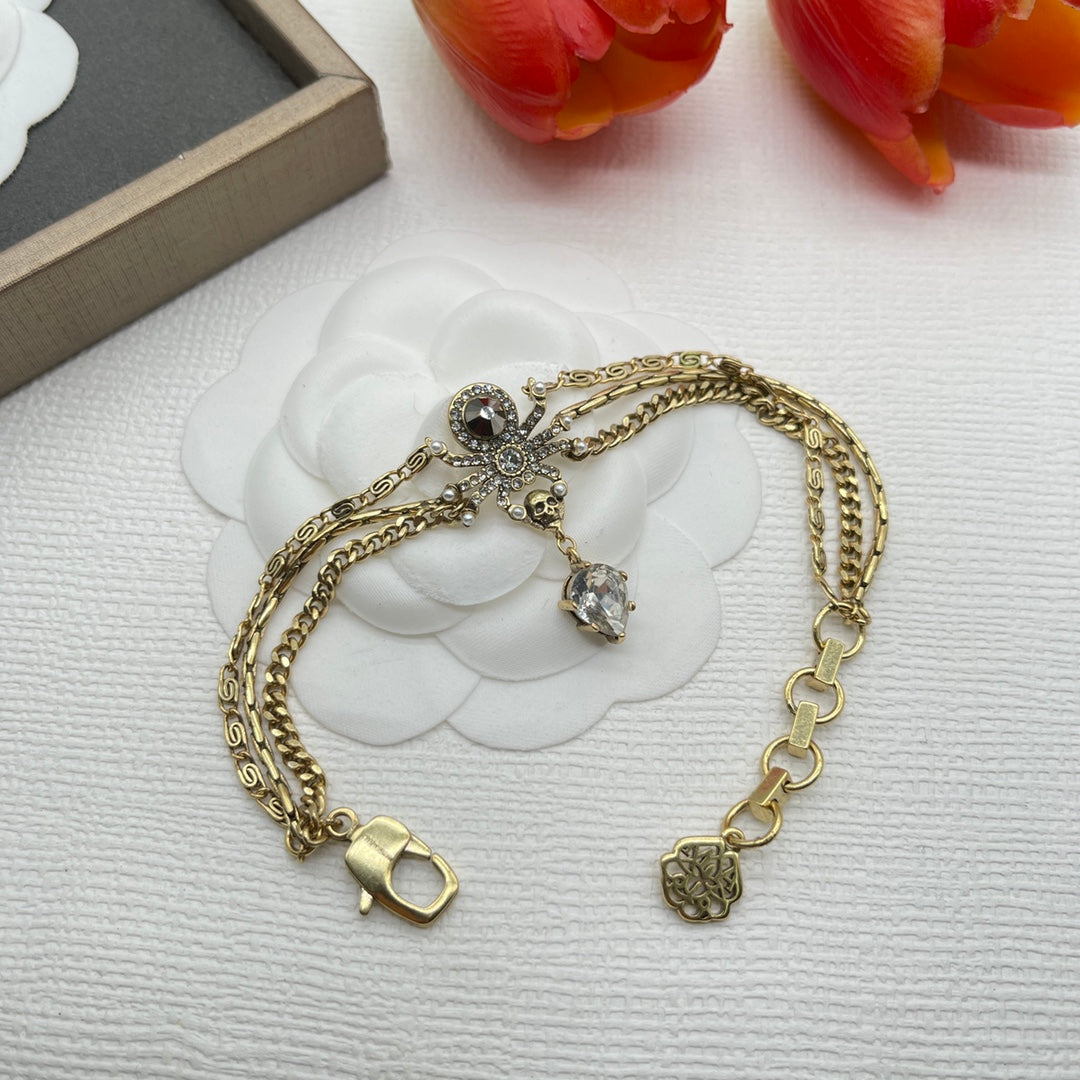Alexander McQueen Fine Chain Skull bracelet in Gold Tone, detail view 11