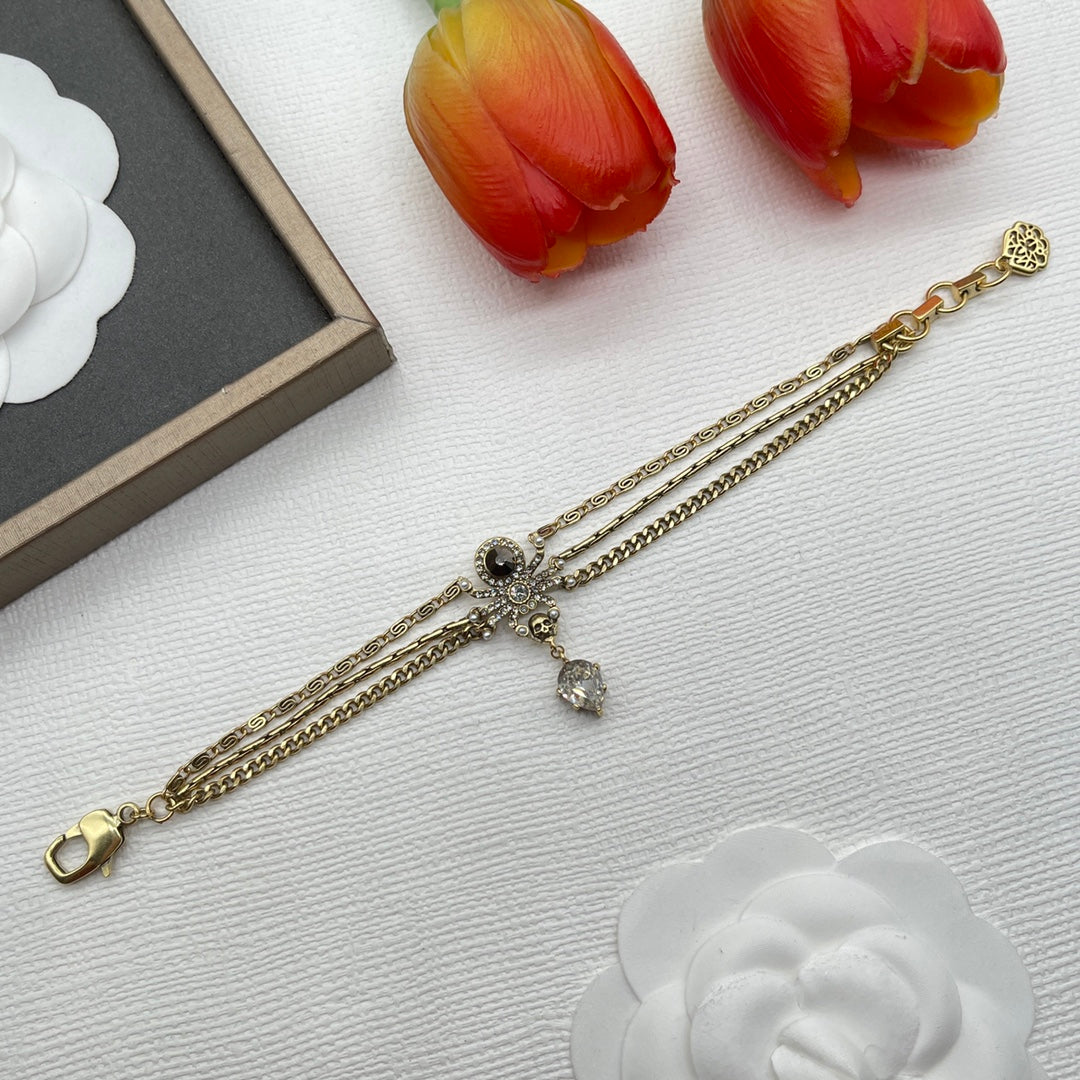 Alexander McQueen Fine Chain Skull bracelet in Gold Tone, detail view 9