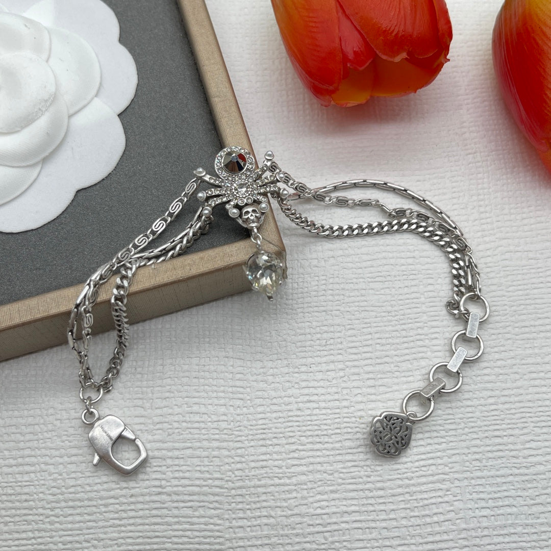 Alexander McQueen Fine Chain Skull bracelet in Silver Tone, detail view 5