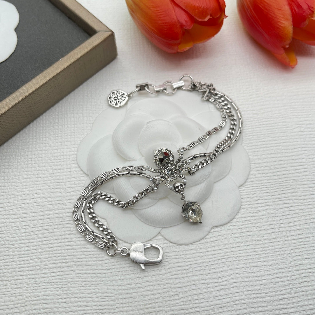 Alexander McQueen Fine Chain Skull bracelet in Silver Tone, detail view 4