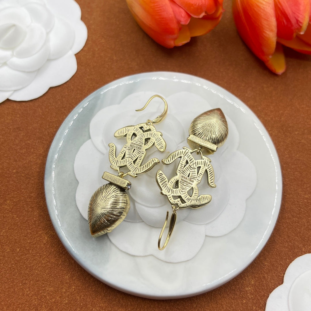 Alexander McQueen Insect Teardrop Crystal earrings in Gold & Black, detail view 41