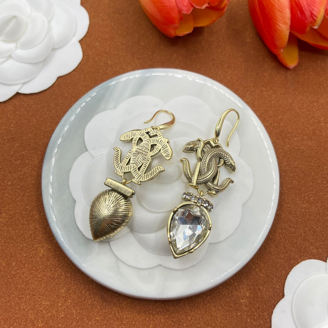 Alexander McQueen Insect Teardrop Crystal earrings in Gold & Clear, detail view 33
