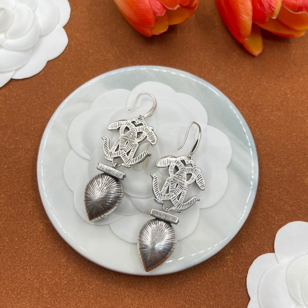 Alexander McQueen Insect Teardrop Crystal earrings in Silver & Black, detail view 20
