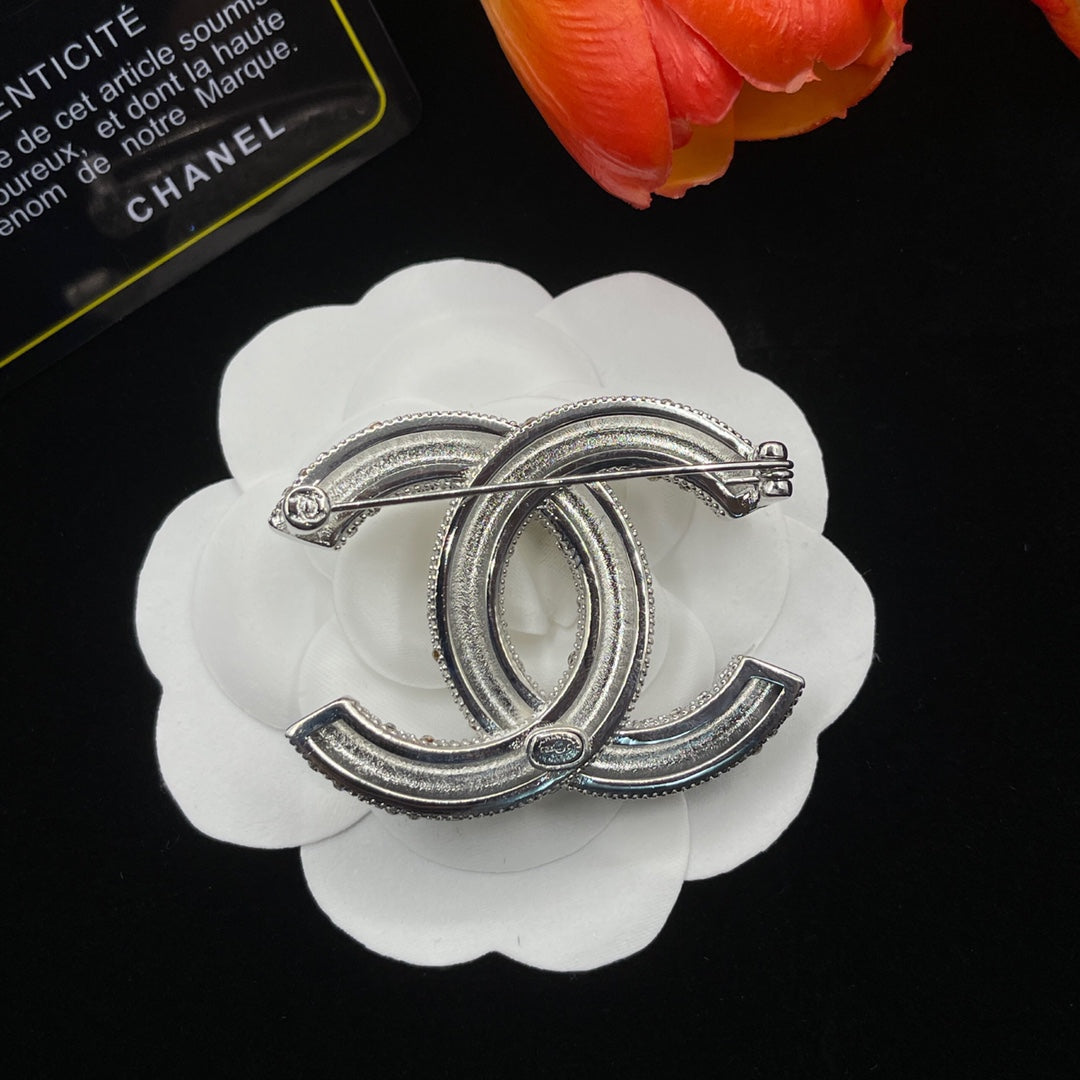 Chanel style brooches - product photo 6