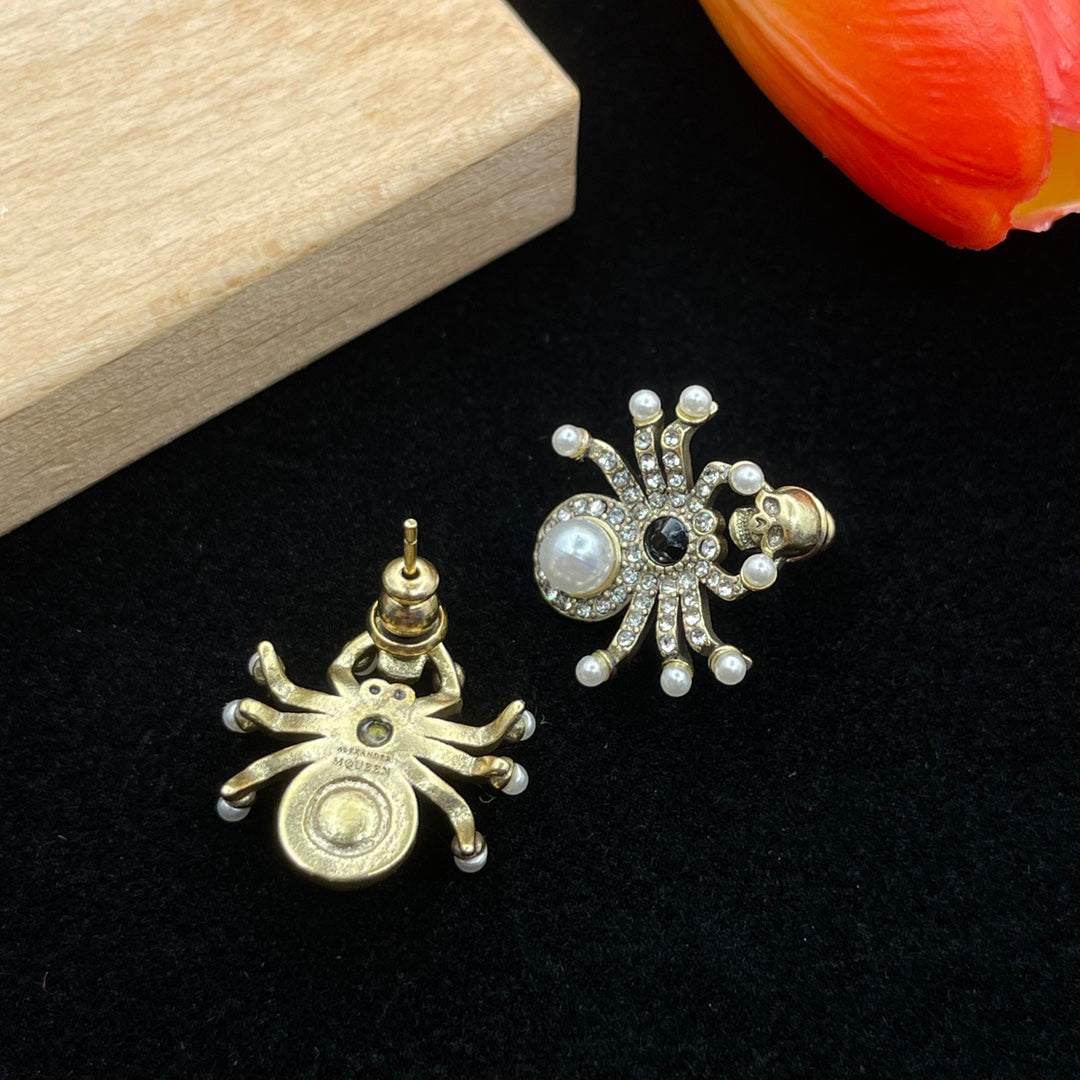 Alexander McQueen Starburst Pearl Stud earrings in Silver Tone, detail view 5