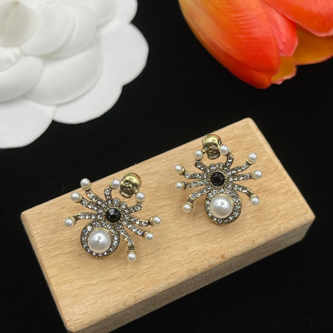 Alexander McQueen Starburst Pearl Stud earrings in Silver Tone, detail view 2