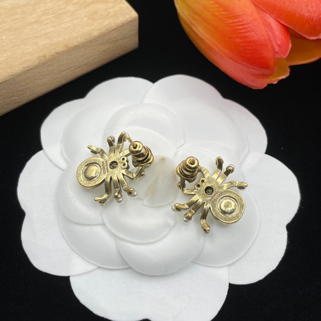 Alexander McQueen Starburst Pearl Stud earrings in Silver Tone, detail view 6