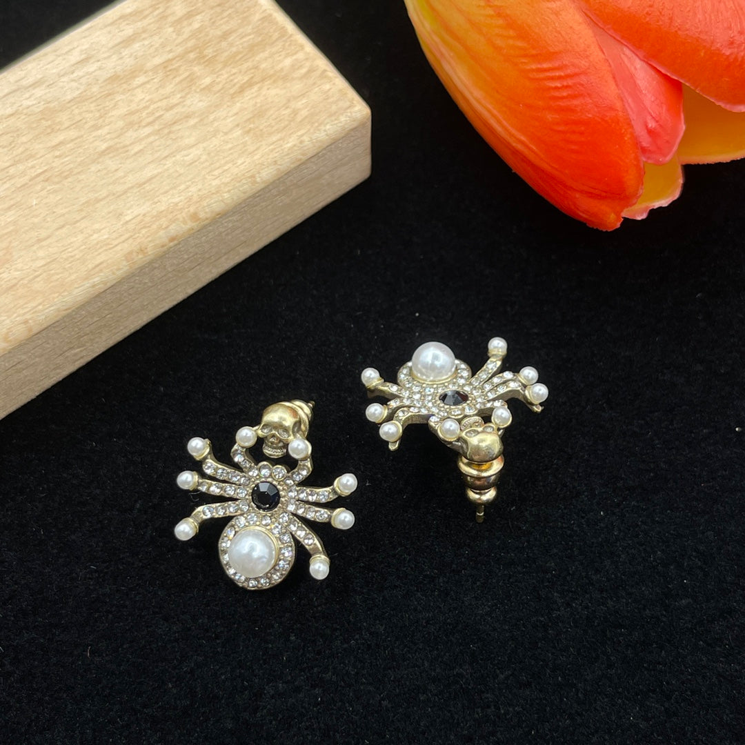 Alexander McQueen Starburst Pearl Stud earrings in Silver Tone, detail view 4