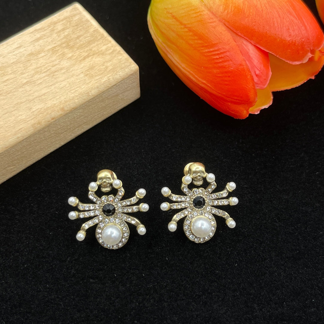 Alexander McQueen Starburst Pearl Stud earrings in Silver Tone, detail view 3