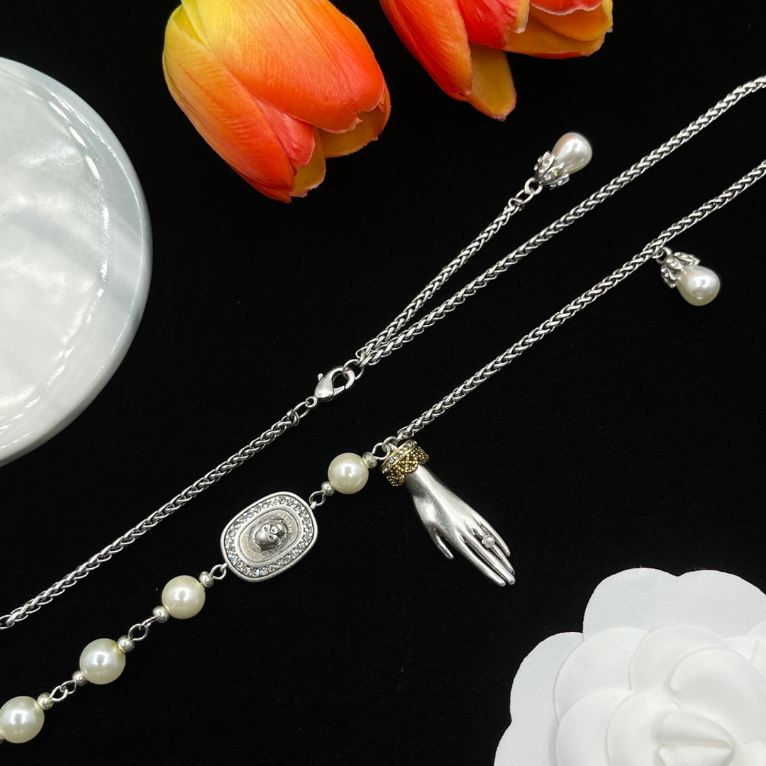 Alexander McQueen Pearl Crest Station necklace in Silver Tone, detail view 3
