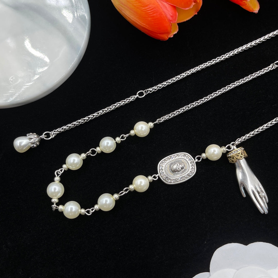 Alexander McQueen Pearl Crest Station necklace in Silver Tone, detail view 5