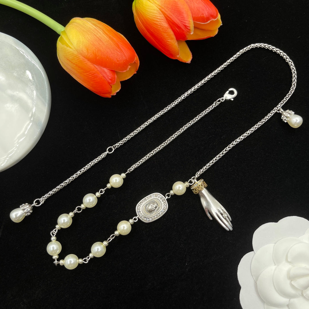 Alexander McQueen Pearl Crest Station necklace in Silver Tone, detail view 4