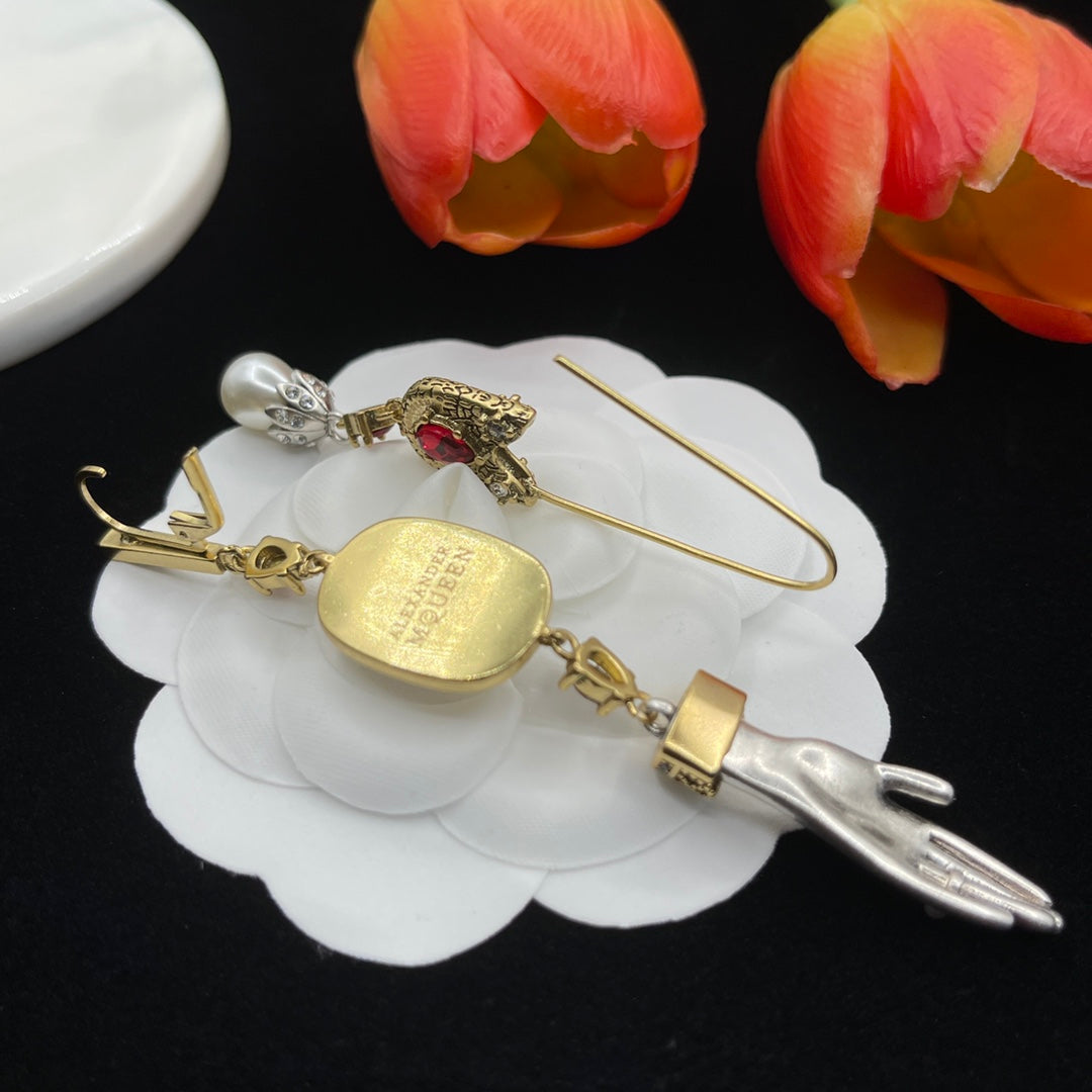 Alexander McQueen Tassel Pearl Charm Drop earrings in Gold Tone, detail view 6