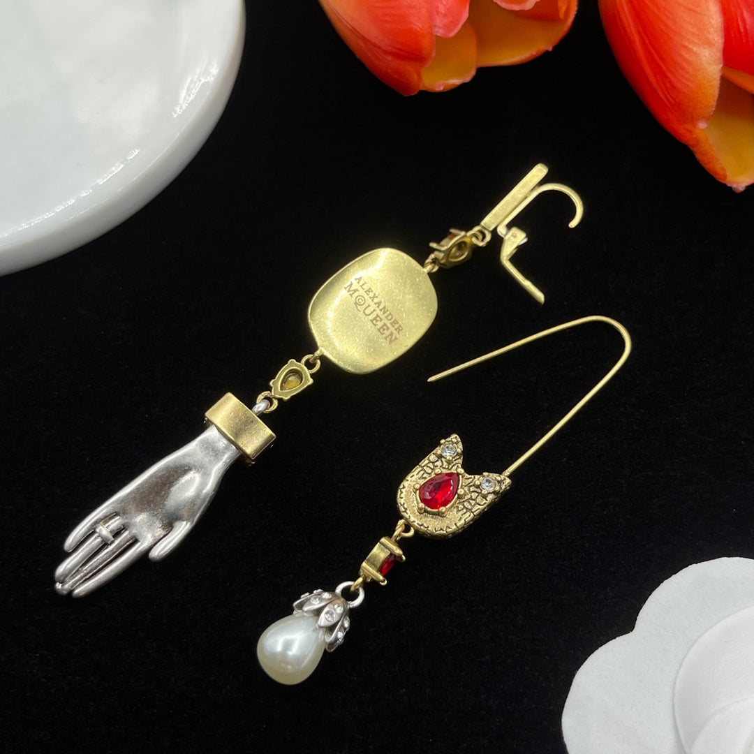 Alexander McQueen Tassel Pearl Charm Drop earrings in Gold Tone, detail view 4
