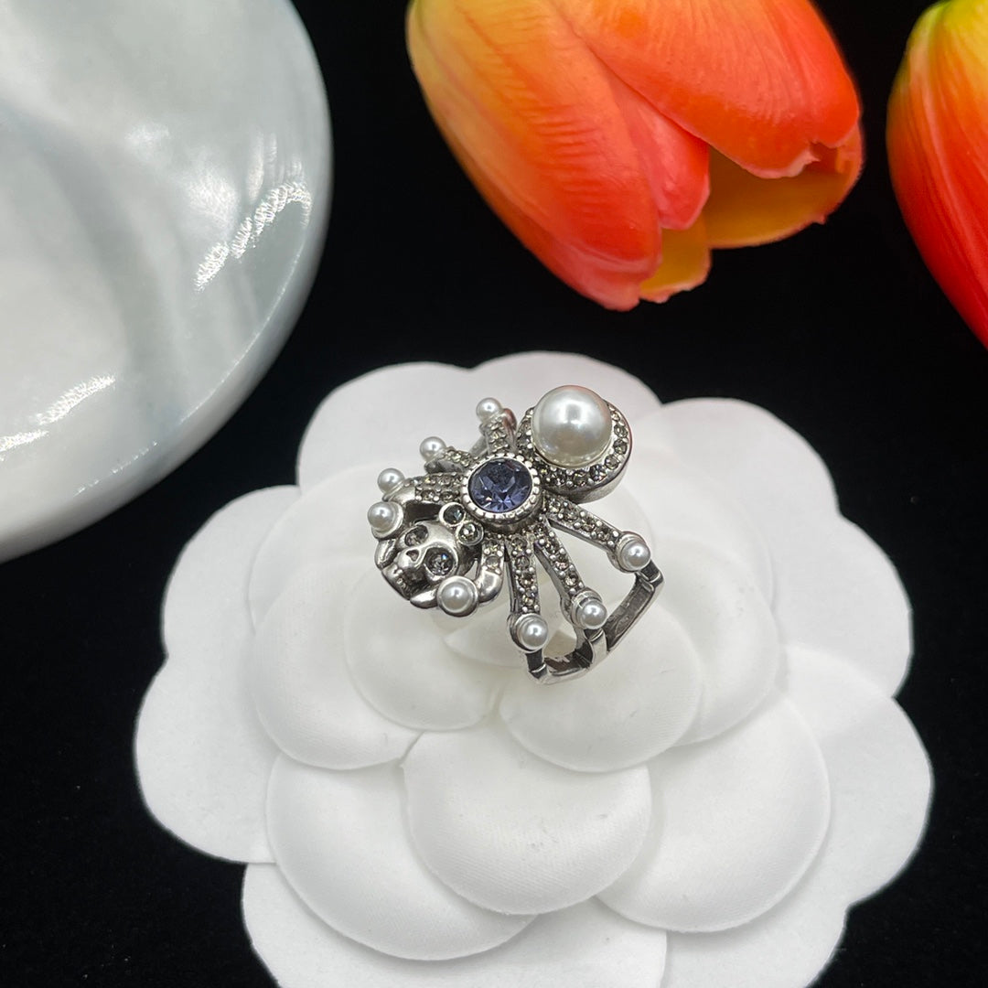 Alexander McQueen Crystal Flower Cluster ring in Silver Tone, detail view 9