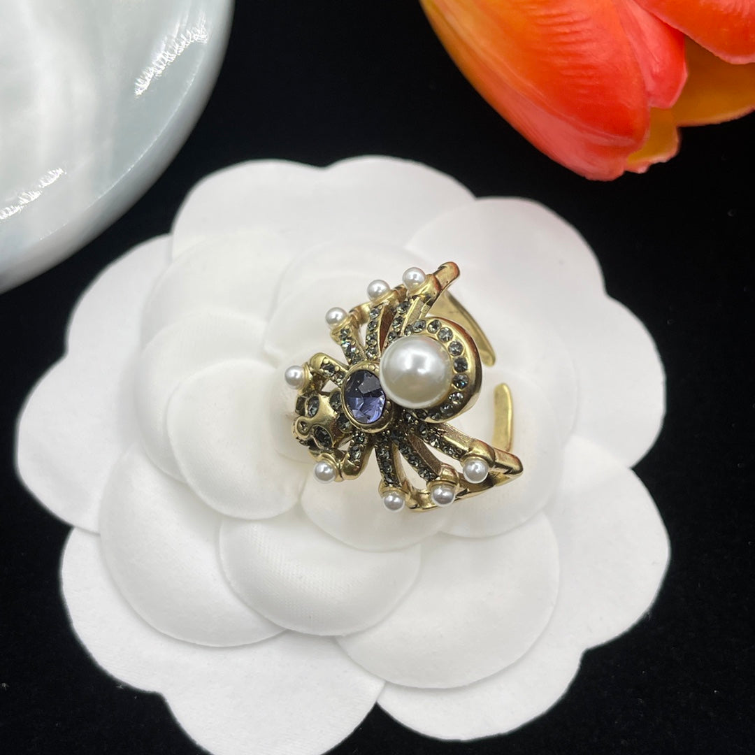 Alexander McQueen Crystal Flower Cluster ring in Gold Tone, detail view 3