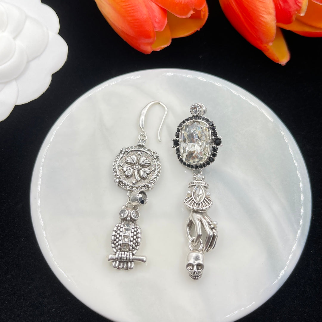 Alexander McQueen Coin Link Drop earrings in Silver Tone, detail view 2