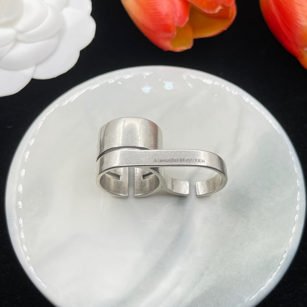 Alexander McQueen Sculpted Cross Band ring in Silver Tone, detail view 9