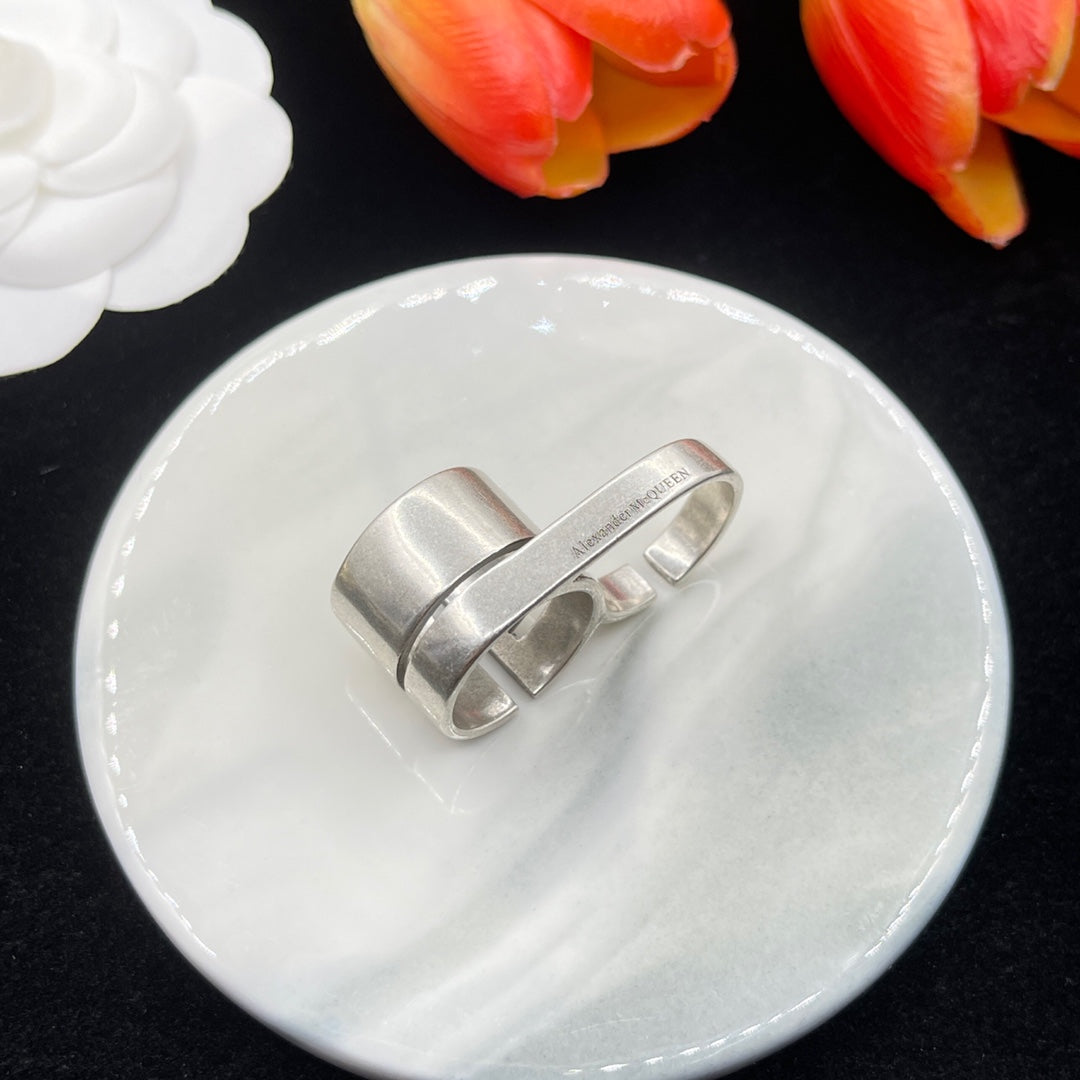 Alexander McQueen Sculpted Cross Band ring in Silver Tone, detail view 8
