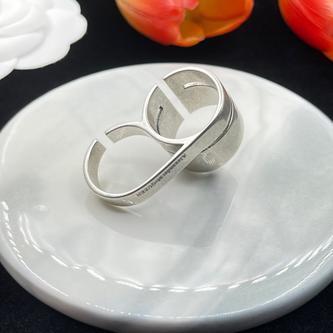 Alexander McQueen Sculpted Cross Band ring in Silver Tone, detail view 12