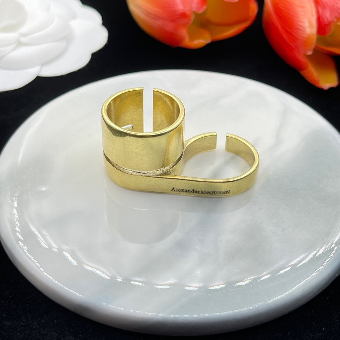 Alexander McQueen Sculpted Cross Band ring in Gold Tone, detail view 3