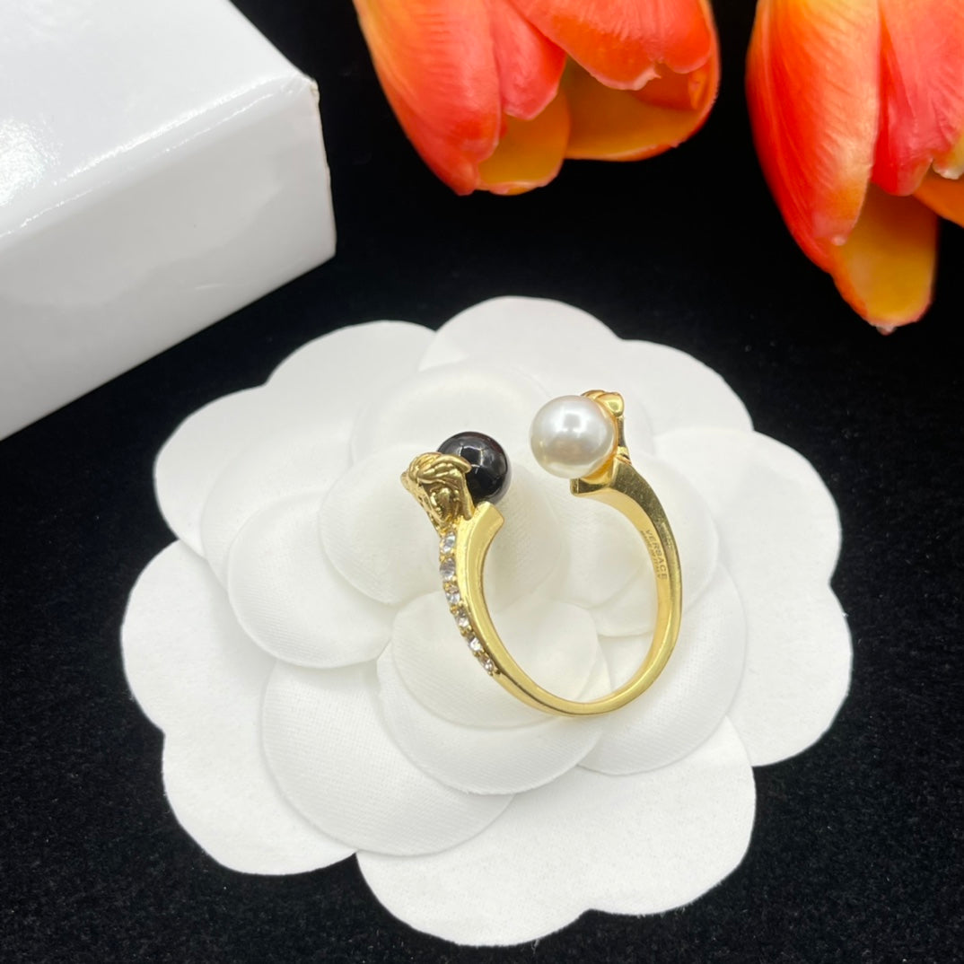 Alexander McQueen Pearl Skull Signet ring in Gold Tone, detail view 3