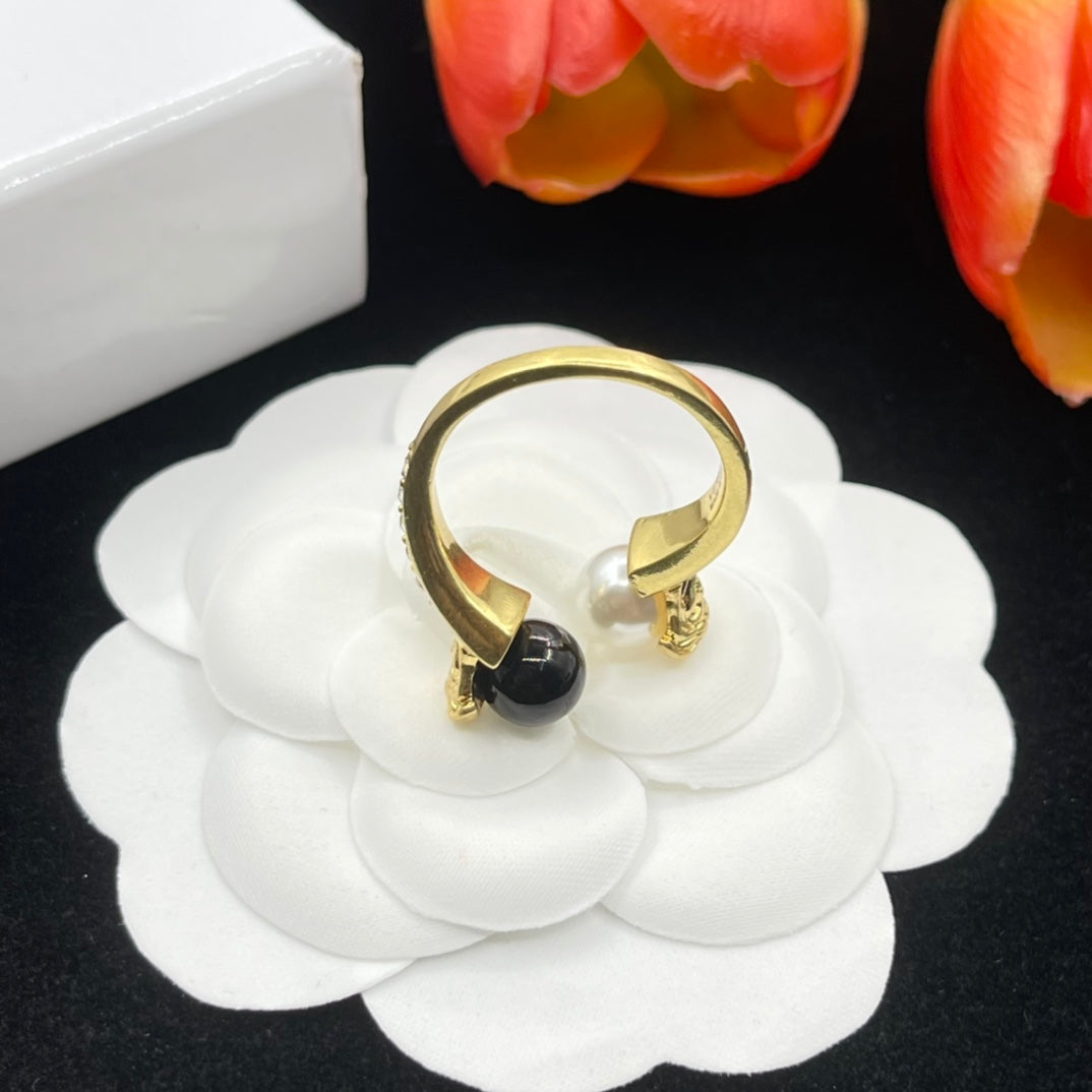 Alexander McQueen Pearl Skull Signet ring in Gold Tone, detail view 5