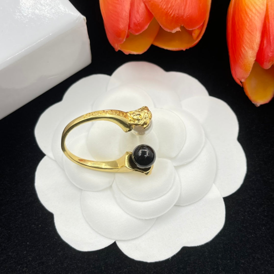Alexander McQueen Pearl Skull Signet ring in Gold Tone, detail view 4