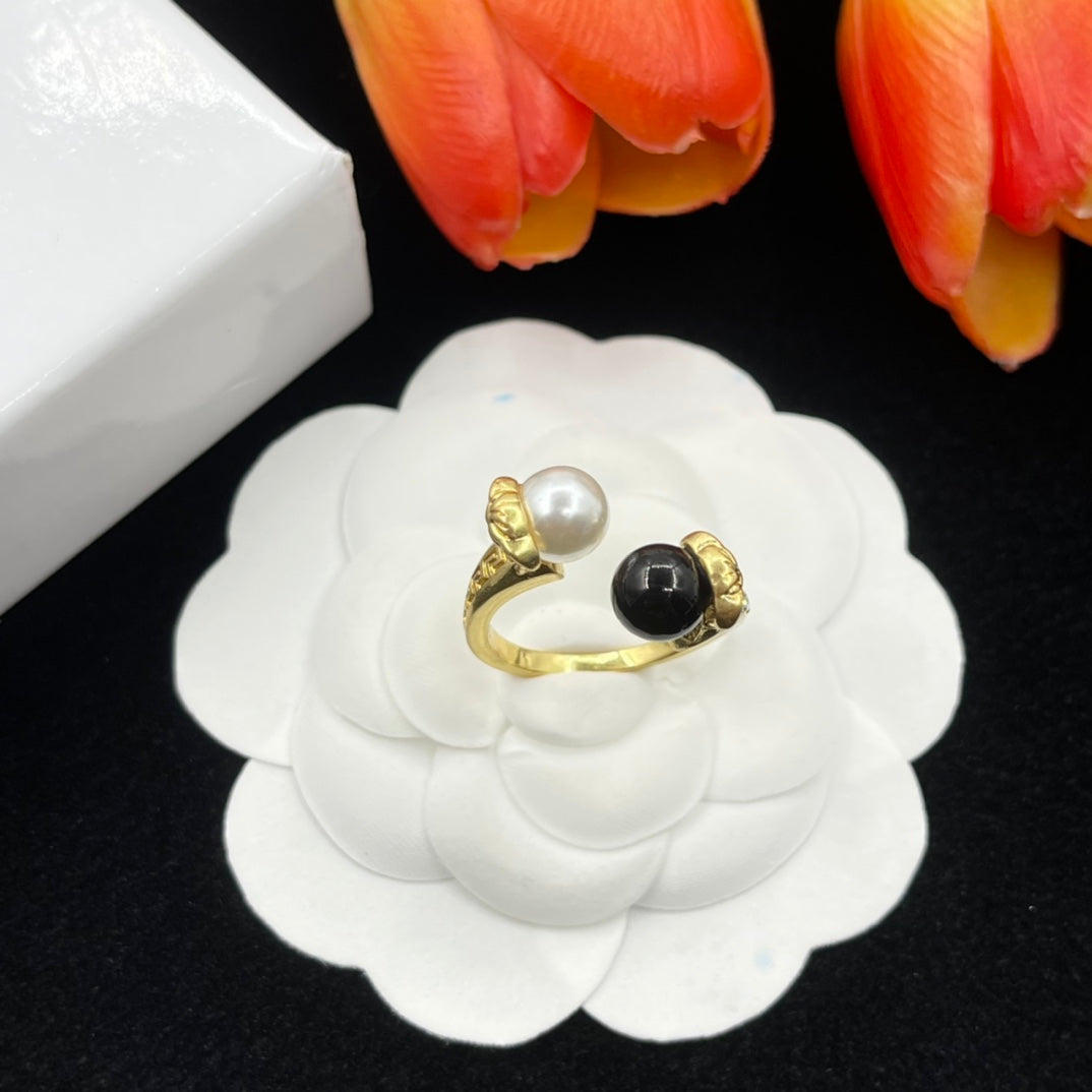 Alexander McQueen Pearl Skull Signet ring in Gold Tone, detail view 2