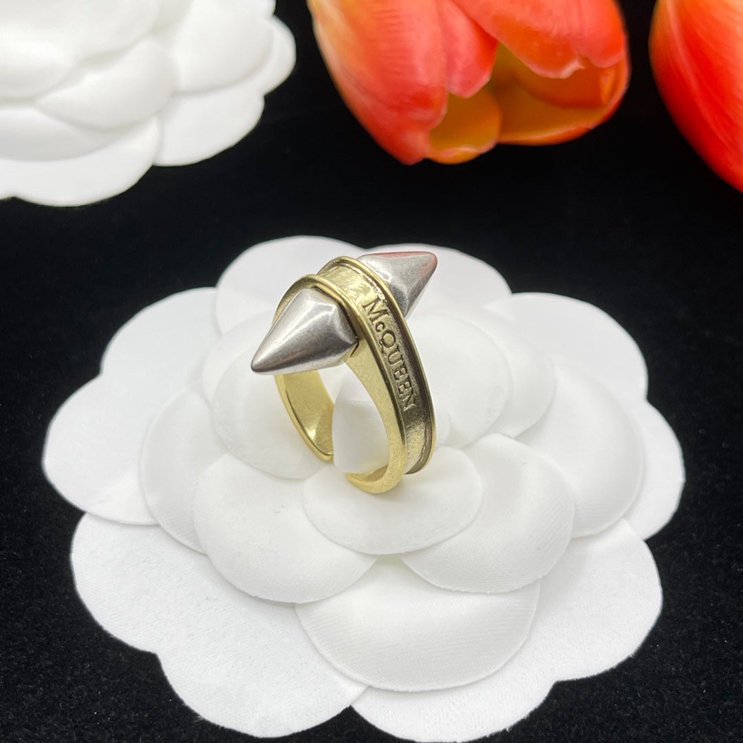 Alexander McQueen Folded Knot Band ring in Gold Tone, detail view 2