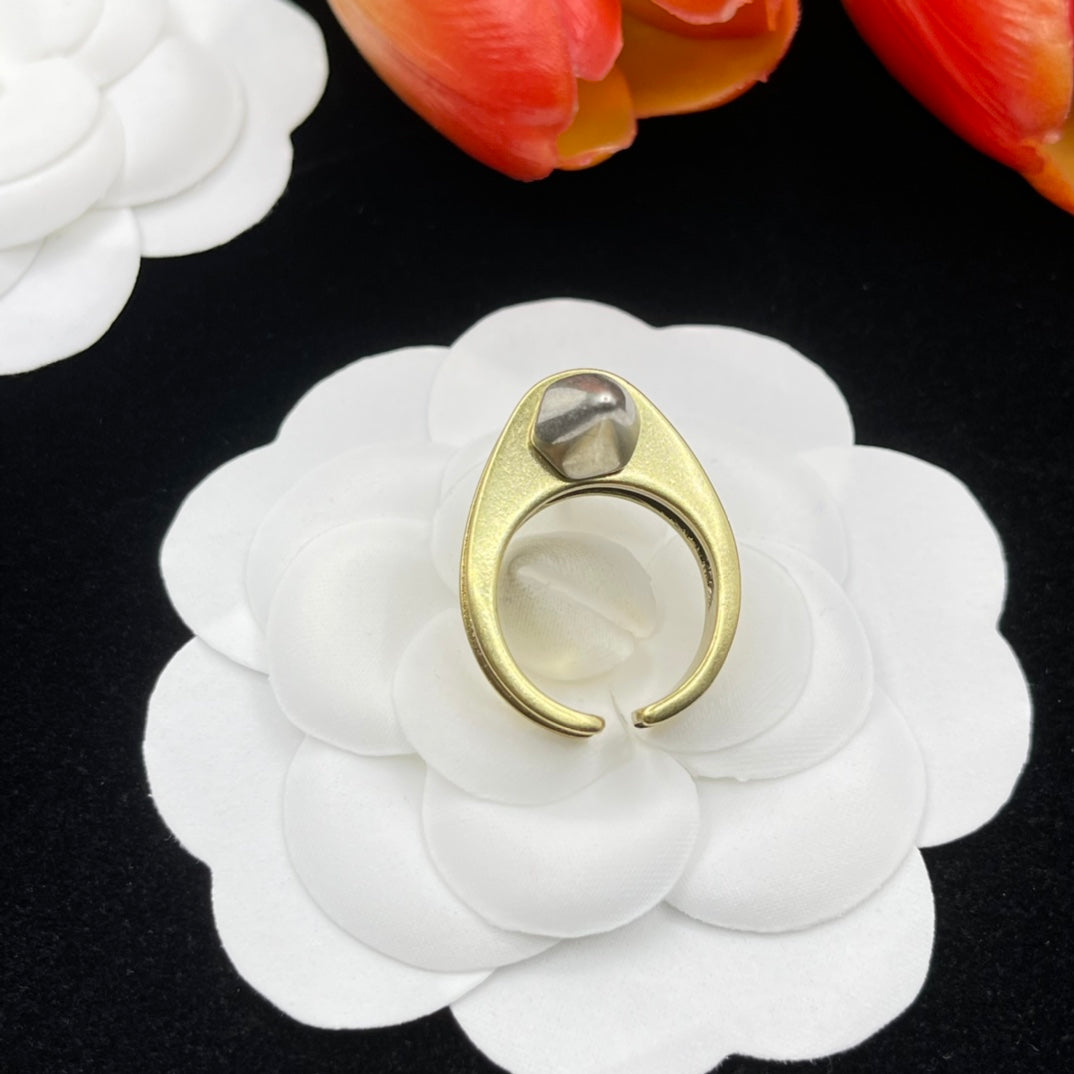 Alexander McQueen Folded Knot Band ring in Gold Tone, detail view 6