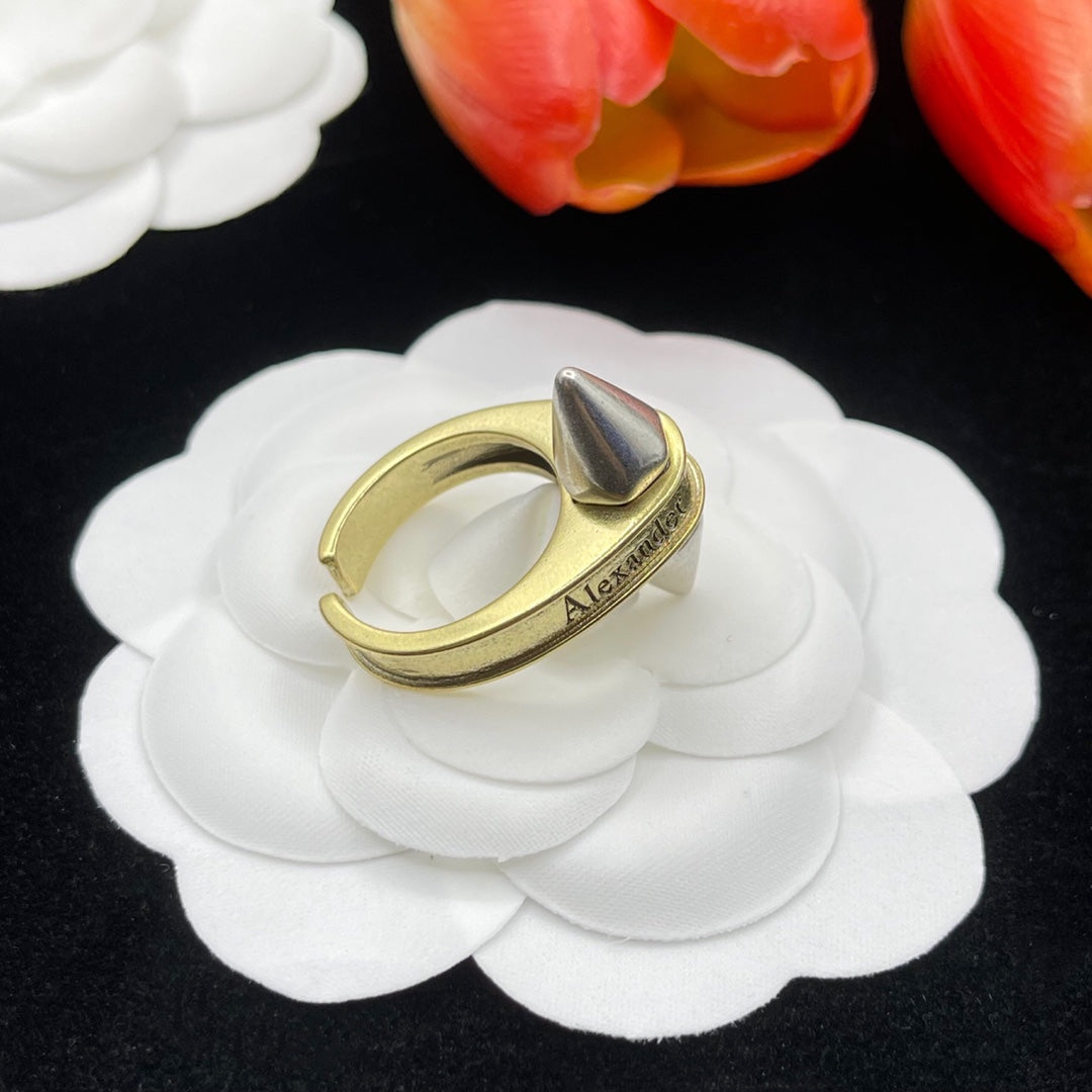 Alexander McQueen Folded Knot Band ring in Gold Tone, detail view 4