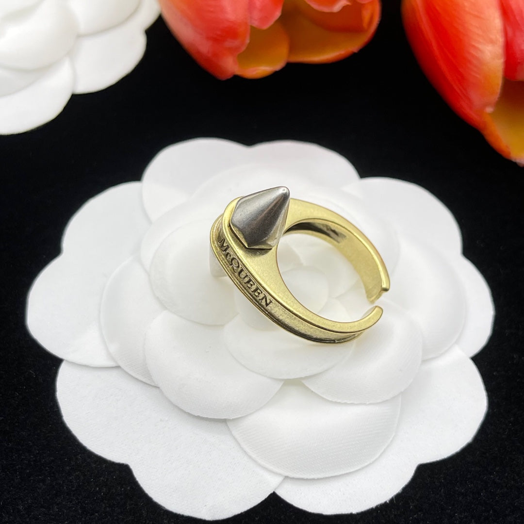 Alexander McQueen Folded Knot Band ring in Gold Tone, detail view 3