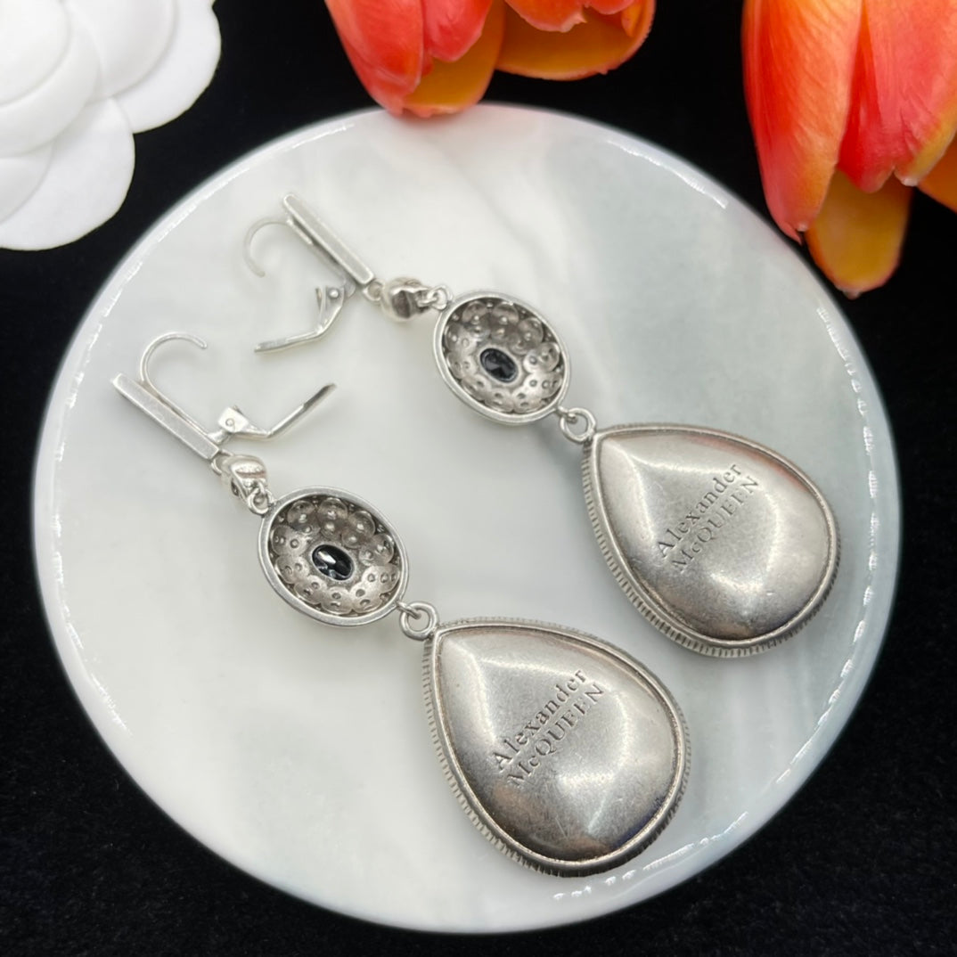 Alexander McQueen Faceted Teardrop Drop earrings in Silver & Black, detail view 27