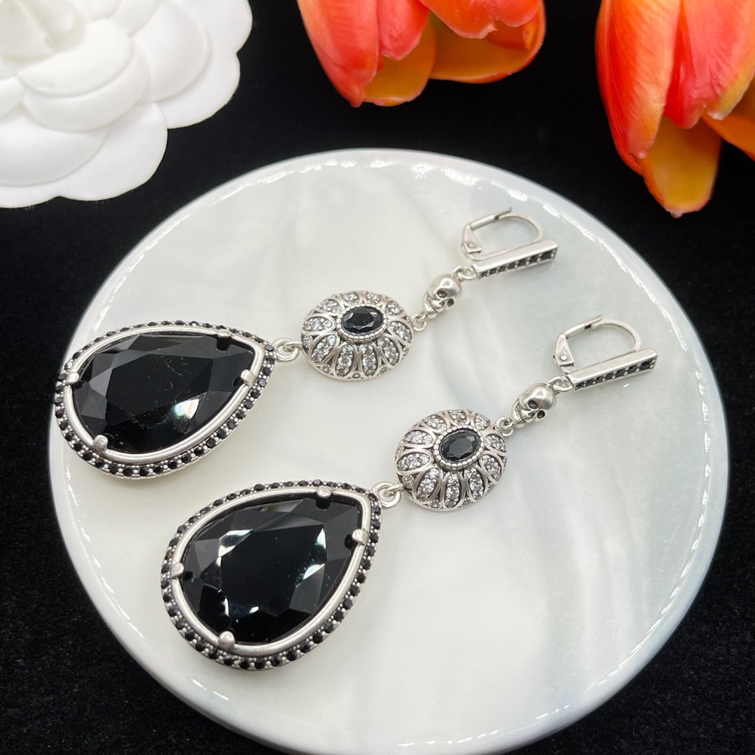 Alexander McQueen Faceted Teardrop Drop earrings in Silver & Black, detail view 23