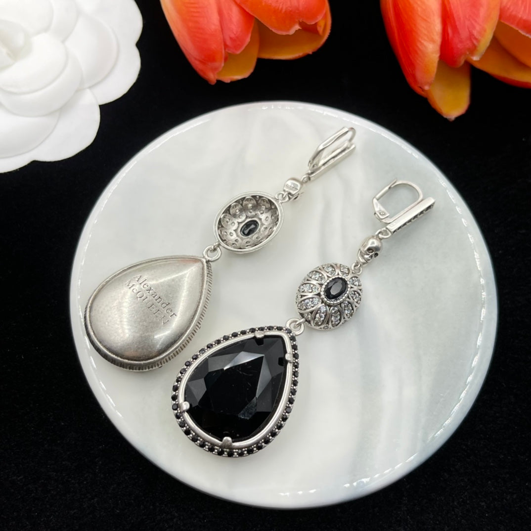 Alexander McQueen Faceted Teardrop Drop earrings in Silver & Black, detail view 25
