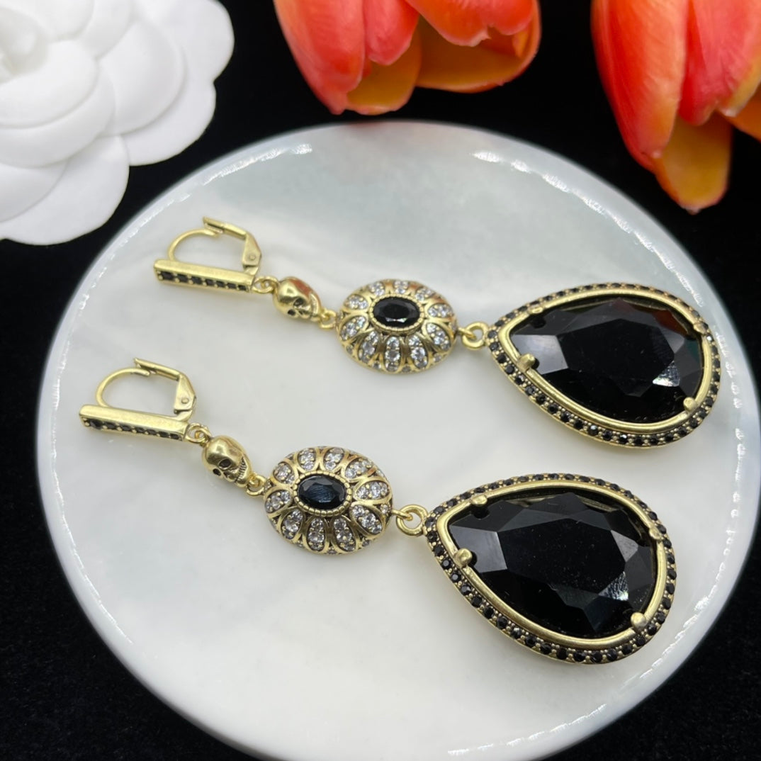 Alexander McQueen Faceted Teardrop Drop earrings in Gold & Black, detail view 10
