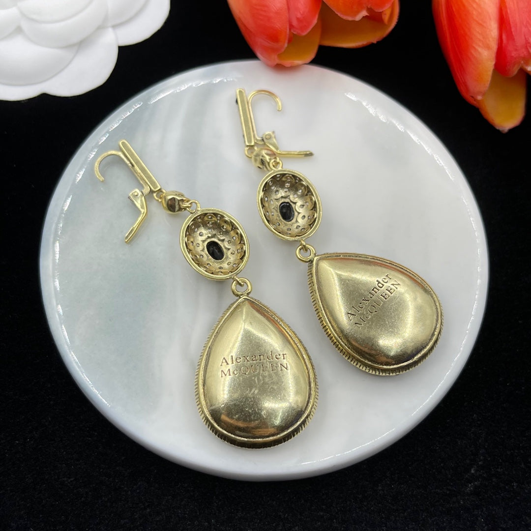 Alexander McQueen Faceted Teardrop Drop earrings in Gold & Black, detail view 13