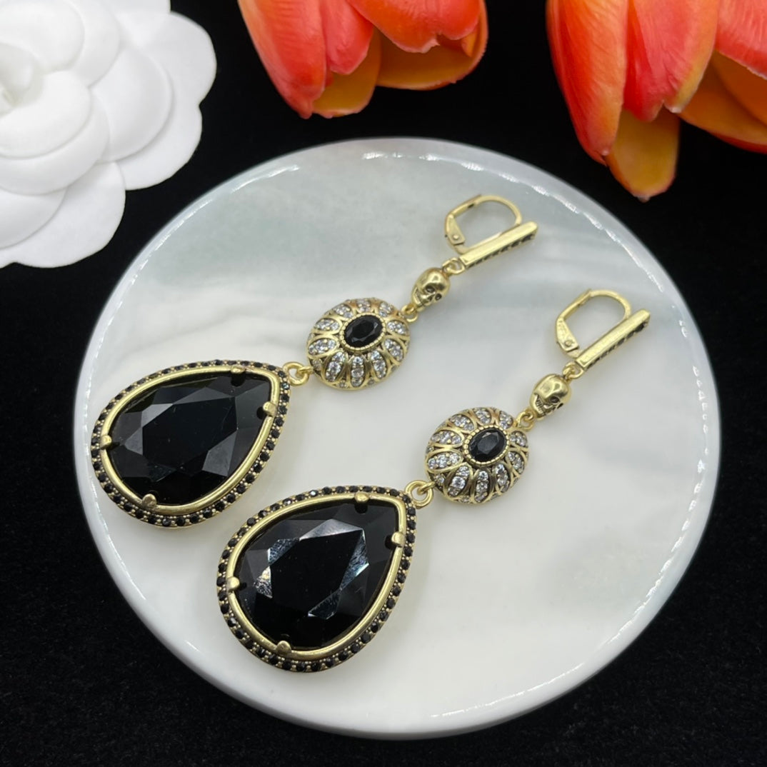 Alexander McQueen Faceted Teardrop Drop earrings in Gold & Black, detail view 8