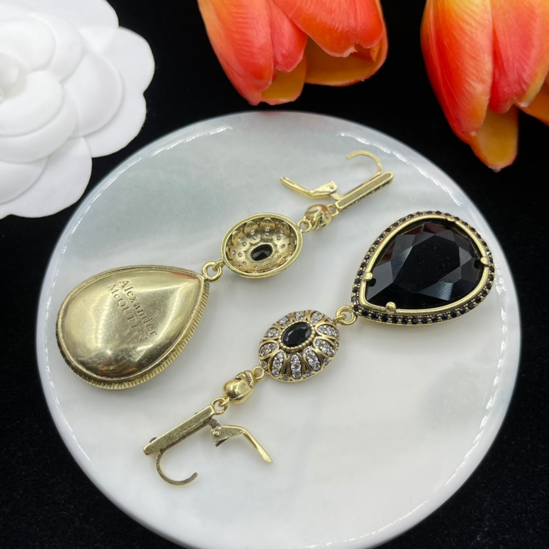 Alexander McQueen Faceted Teardrop Drop earrings in Gold & Black, detail view 12